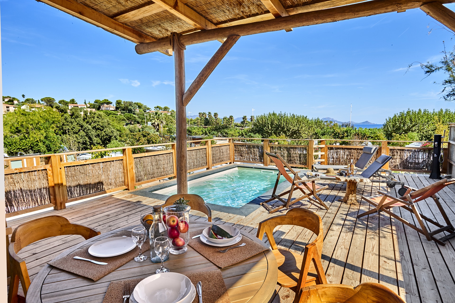 Camping Le Paradis Des Campeurs : terrasse et piscine privative du lodge Capri