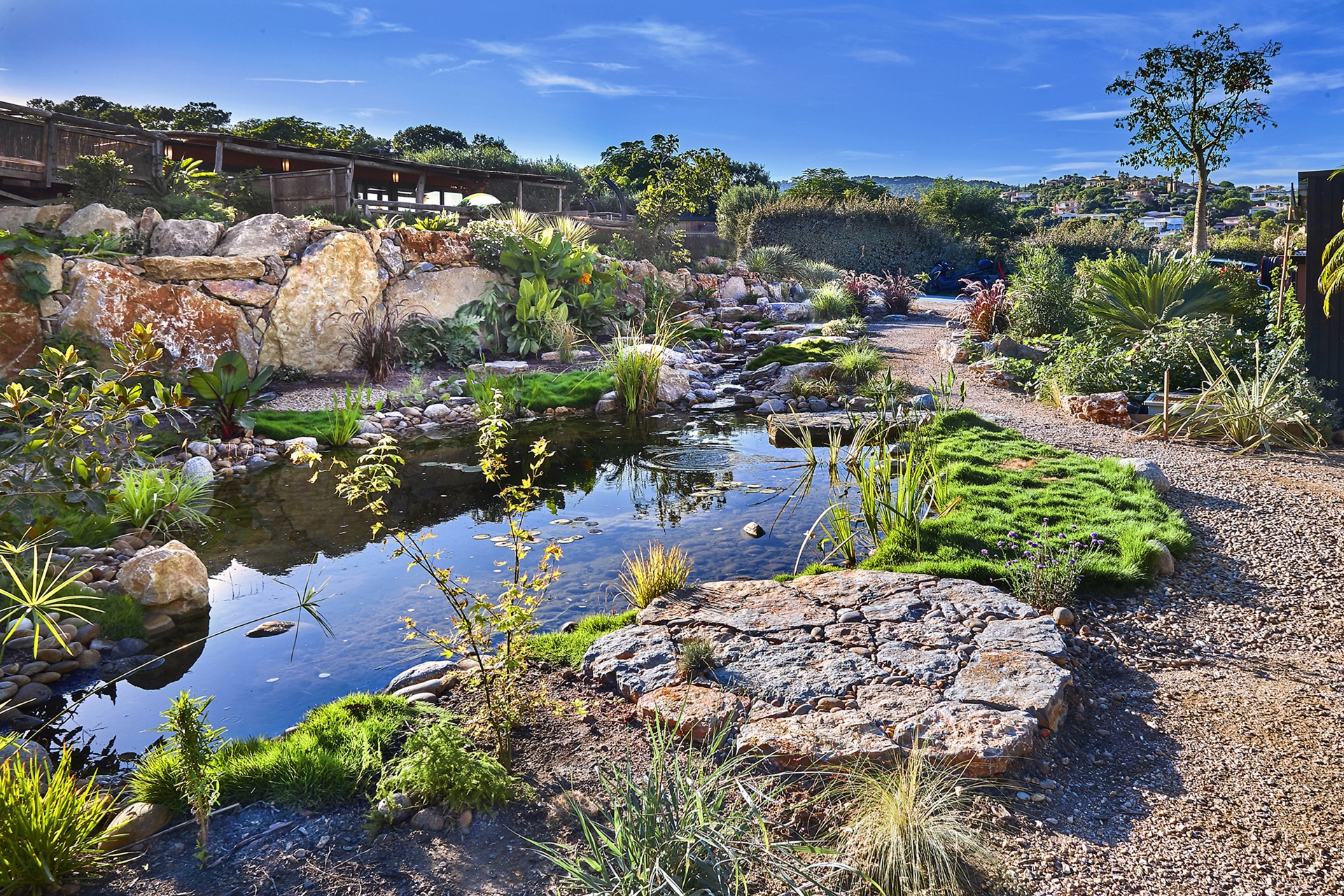 Camping Le Paradis Des Campeurs : bassin et cascade paysagers du camping
