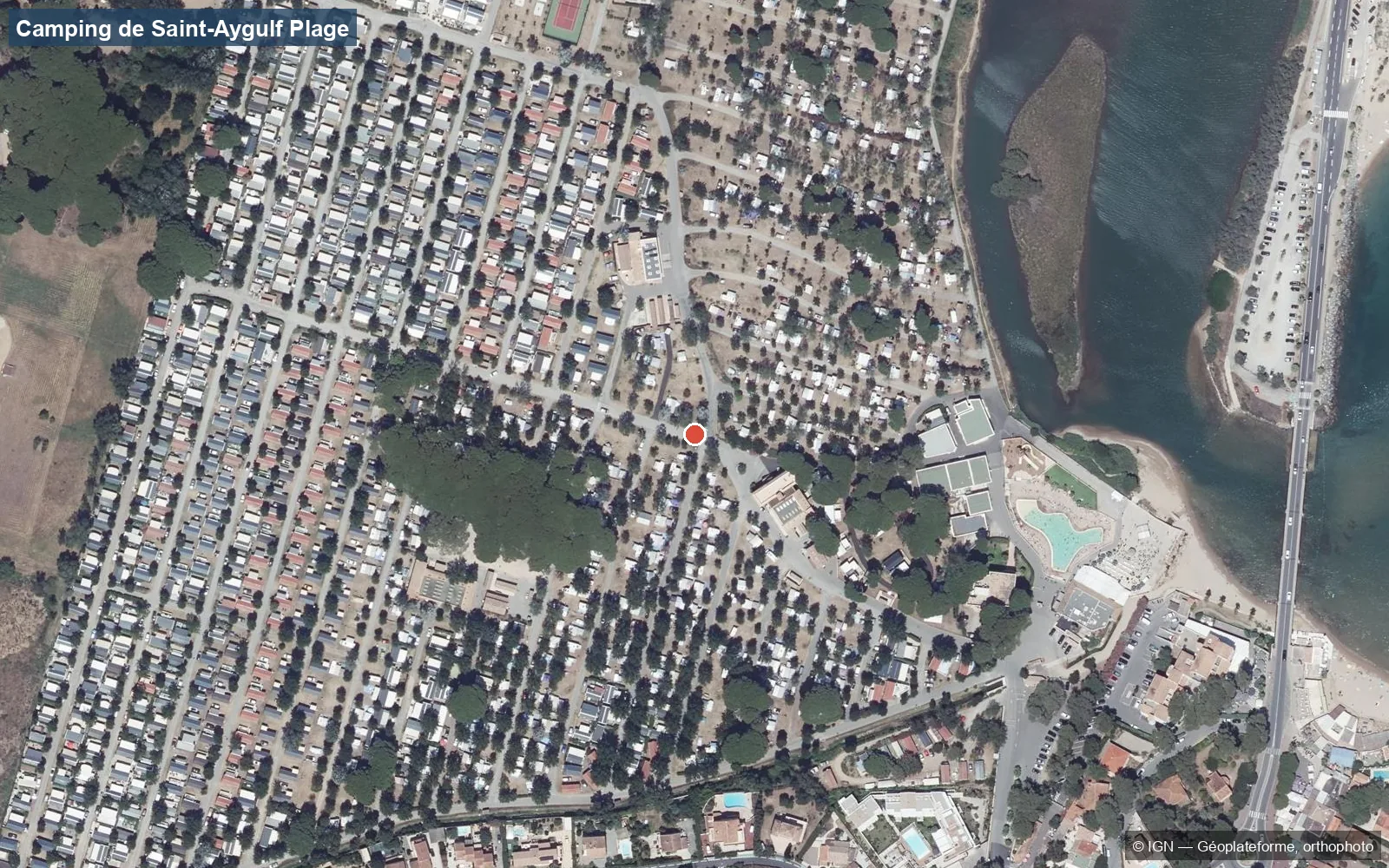 Luftbild des Camping de Saint-Aygulf Plage: Stellplätze unter Pinien, die Poollandschaft, der Étang de Villepey und der Strand La Galiote