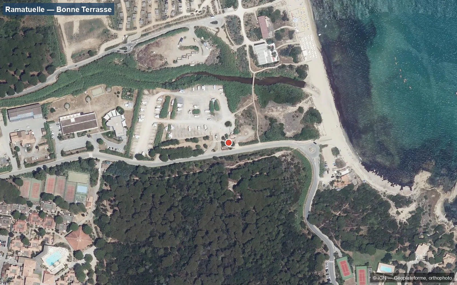 Luchtfoto van de gemeentelijke camperplaats van Ramatuelle bij Bonne Terrasse: de grindplaatsen, de duinen, het strand van Pampelonne en de zee